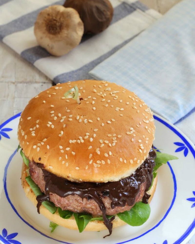 Beef burger with black garlic, the recipe to surprise on summer barbecues